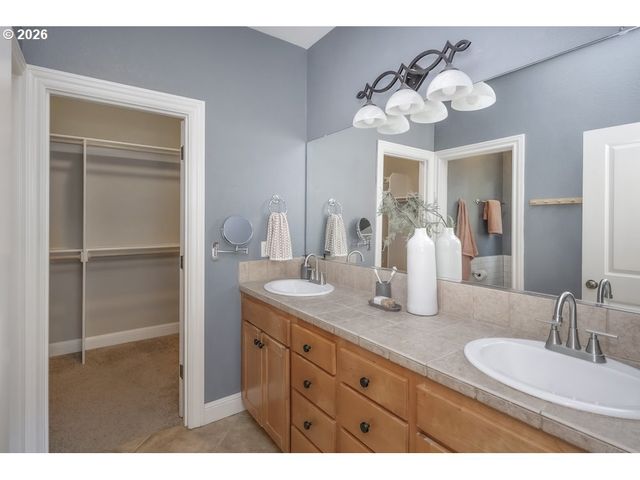 3924 Sw PASADENA St, Portland, OR 97219