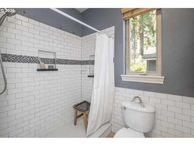 3924 Sw PASADENA St, Portland, OR 97219