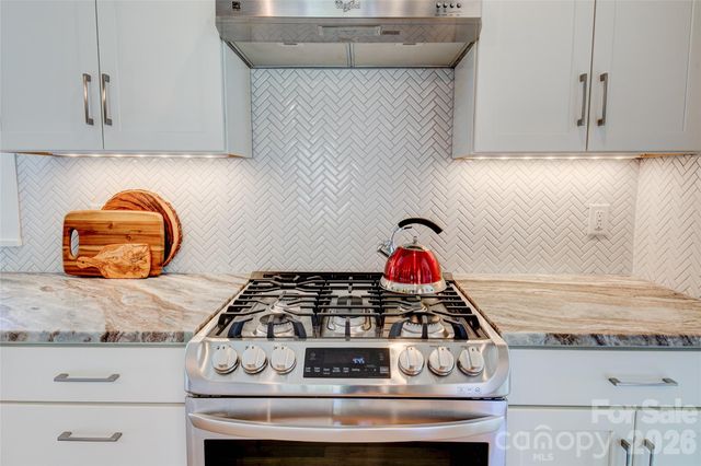 6 Hamlet Street, Black Mountain, NC 28711
