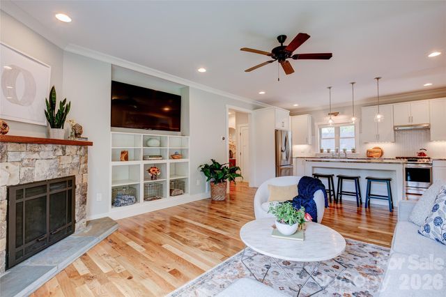 6 Hamlet Street, Black Mountain, NC 28711