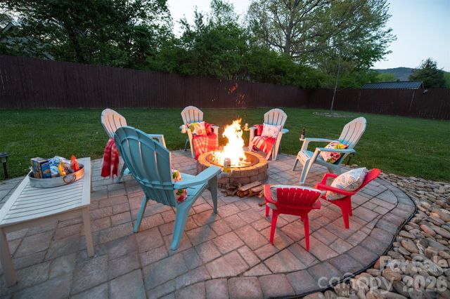 6 Hamlet Street, Black Mountain, NC 28711
