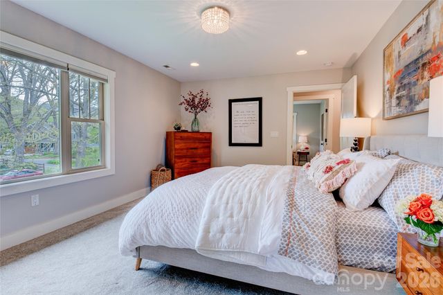 6 Hamlet Street, Black Mountain, NC 28711