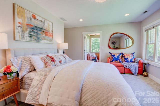 6 Hamlet Street, Black Mountain, NC 28711
