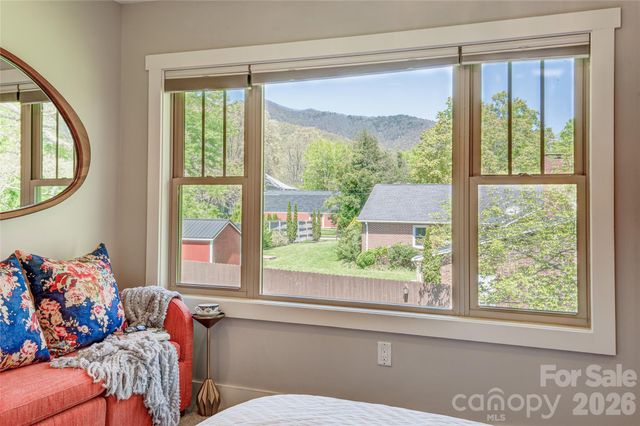 6 Hamlet Street, Black Mountain, NC 28711