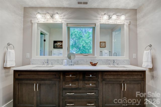 6 Hamlet Street, Black Mountain, NC 28711