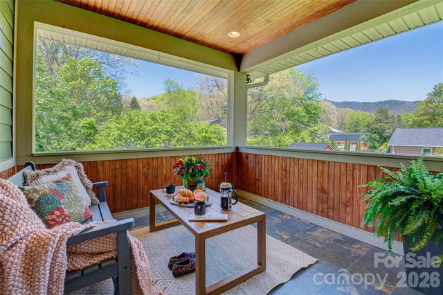 6 Hamlet Street, Black Mountain, NC 28711