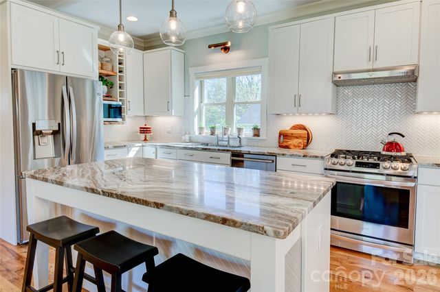6 Hamlet Street, Black Mountain, NC 28711