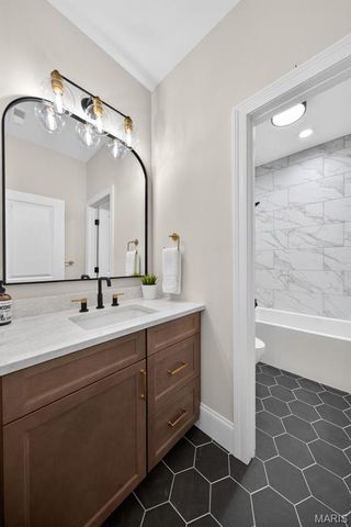 8 Briarbrook Trail, St Louis, MO 63131