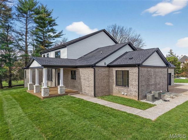 8 Briarbrook Trail, St Louis, MO 63131