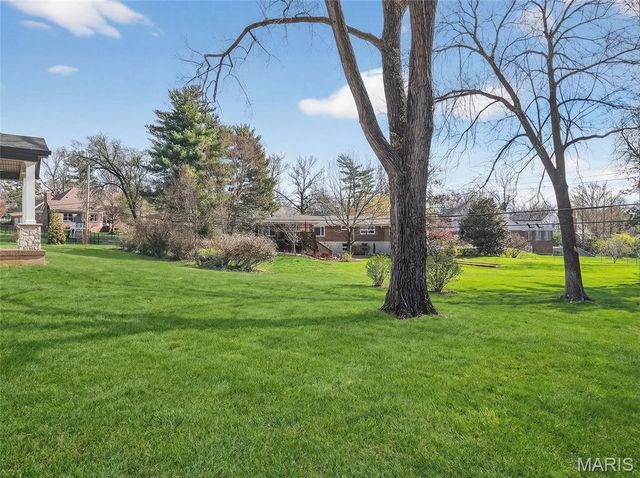 8 Briarbrook Trail, St Louis, MO 63131