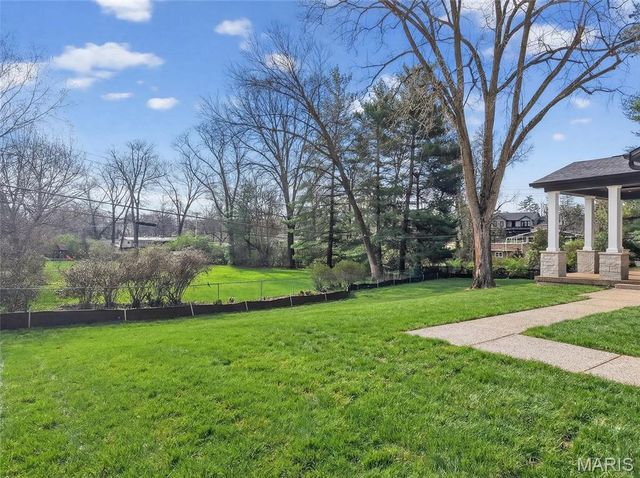 8 Briarbrook Trail, St Louis, MO 63131