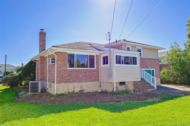 25 Hollywood Drive, Plainview, NY 11803