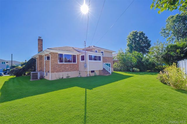25 Hollywood Drive, Plainview, NY 11803