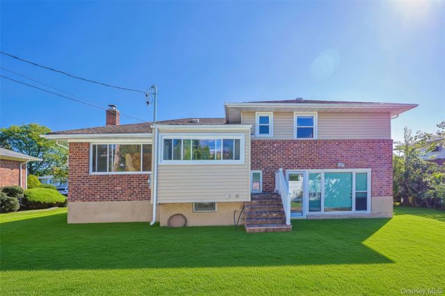 25 Hollywood Drive, Plainview, NY 11803