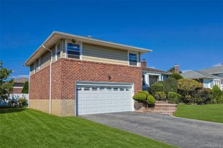25 Hollywood Drive, Plainview, NY 11803