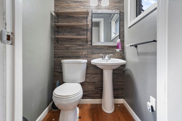 13 Cook St, Holyoke, MA 01040