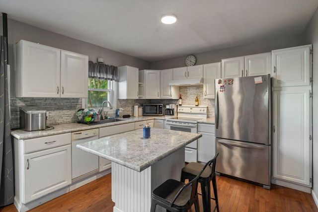 13 Cook St, Holyoke, MA 01040