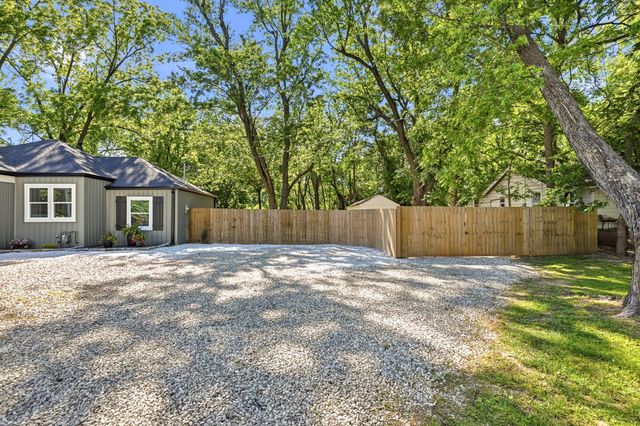 1231 S Lone Pine Avenue, Springfield, MO 65804