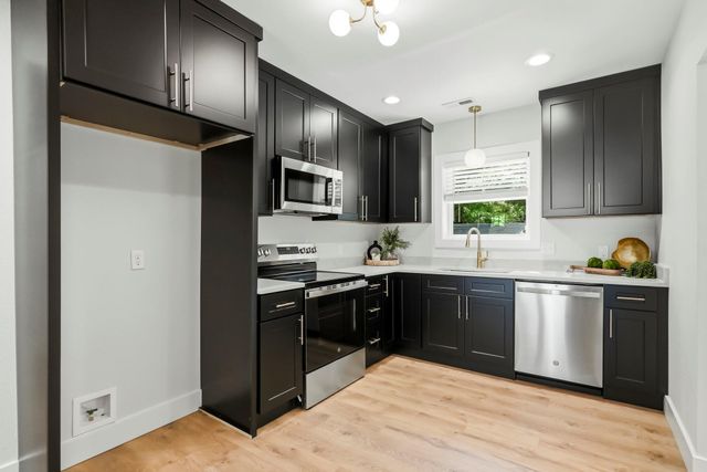 1231 S Lone Pine Avenue, Springfield, MO 65804