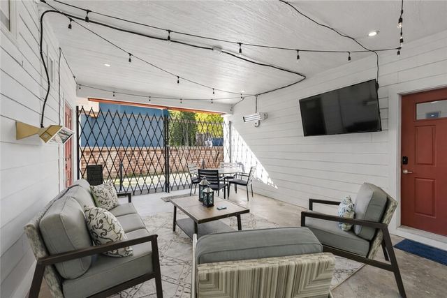 1049 S Washington Avenue, Fayetteville, AR 72701