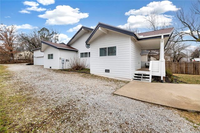 1049 S Washington Avenue, Fayetteville, AR 72701