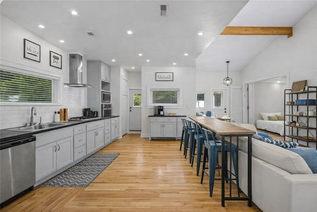 1049 S Washington Avenue, Fayetteville, AR 72701