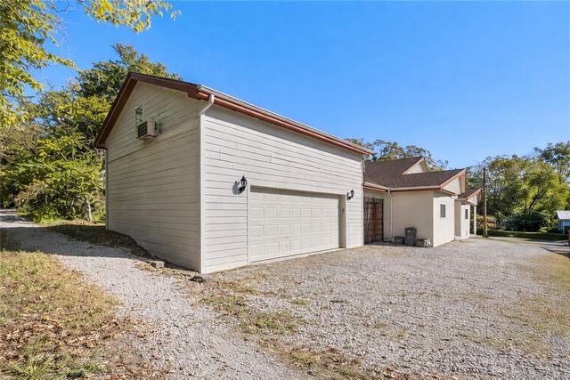 1049 S Washington Avenue, Fayetteville, AR 72701