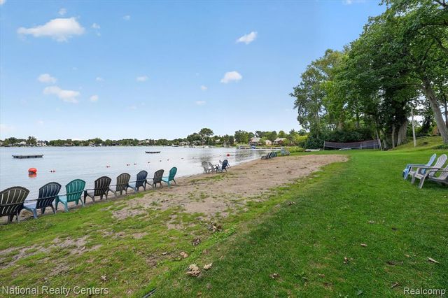 4245 Normanwood, West Bloomfield, MI 48323