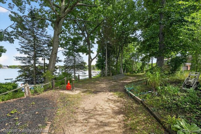 4245 Normanwood, West Bloomfield, MI 48323