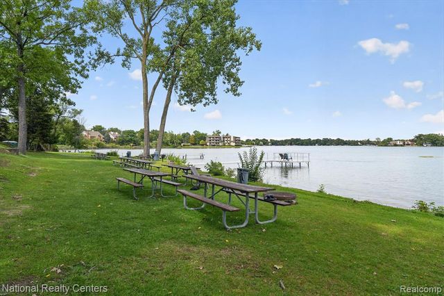 4245 Normanwood, West Bloomfield, MI 48323