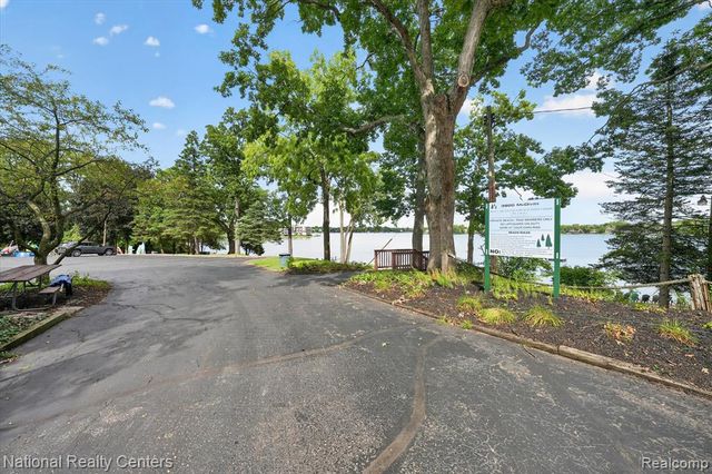 4245 Normanwood, West Bloomfield, MI 48323
