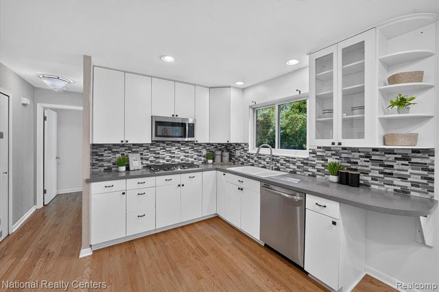 4245 Normanwood, West Bloomfield, MI 48323