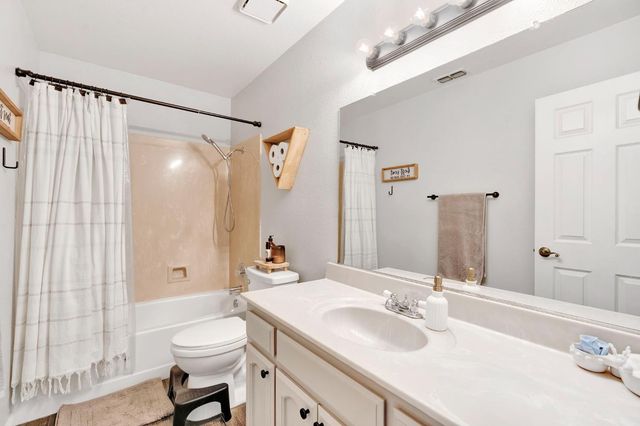 42 Mckelvy Ave, Clovis, CA 93611