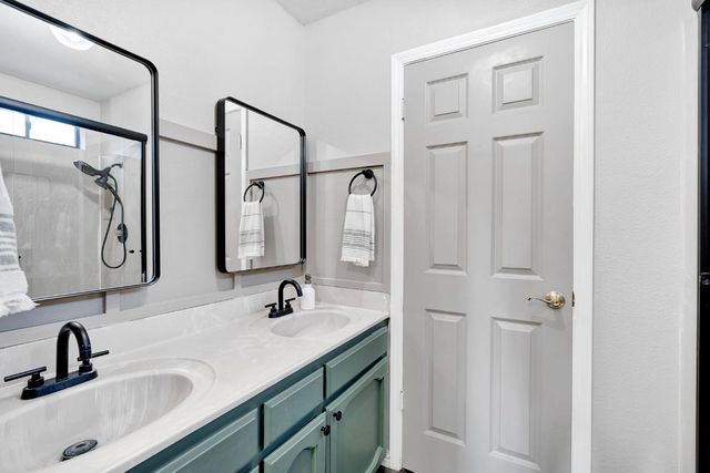 42 Mckelvy Ave, Clovis, CA 93611