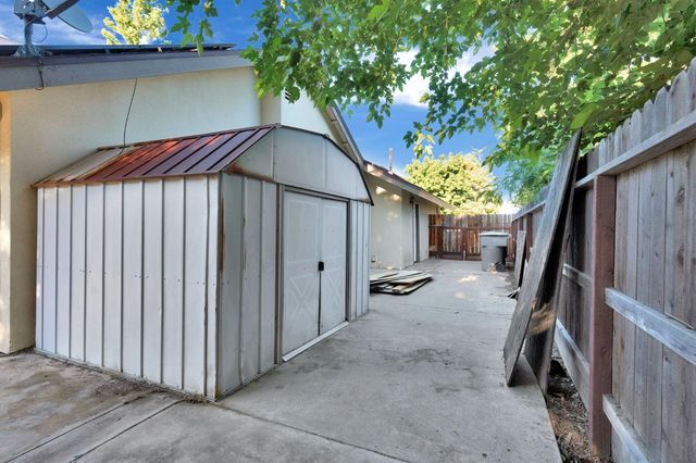 42 Mckelvy Ave, Clovis, CA 93611