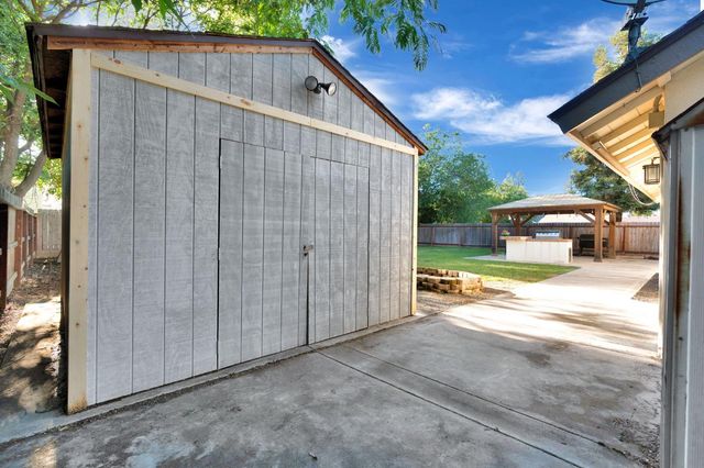 42 Mckelvy Ave, Clovis, CA 93611