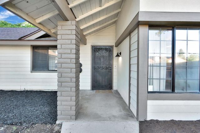 42 Mckelvy Ave, Clovis, CA 93611