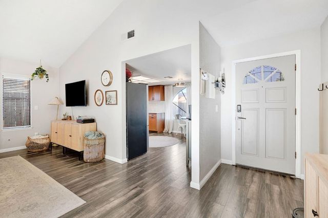 42 Mckelvy Ave, Clovis, CA 93611