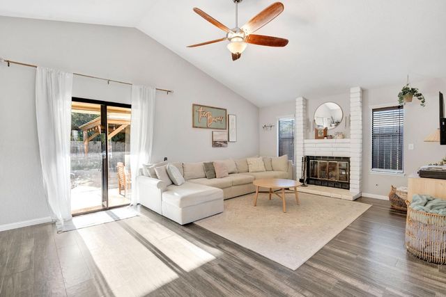 42 Mckelvy Ave, Clovis, CA 93611