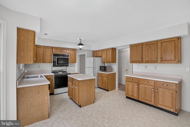 153 HUNSICKER DR, Collegeville, PA 19426