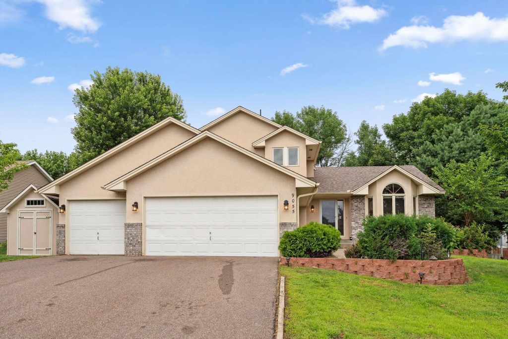 9055 Regent Parkway, Brooklyn Park, MN 55443