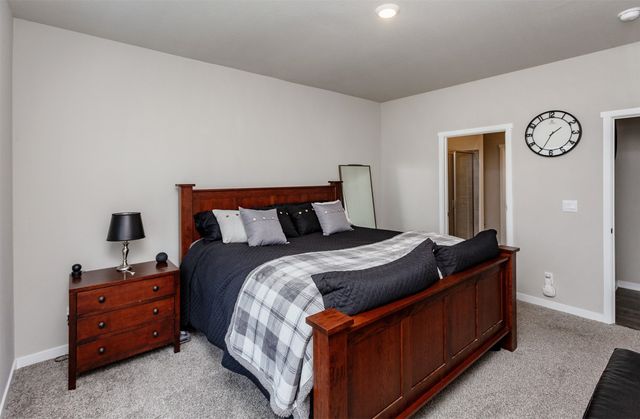 9904 NW 82nd Avenue, Johnston, IA 50131