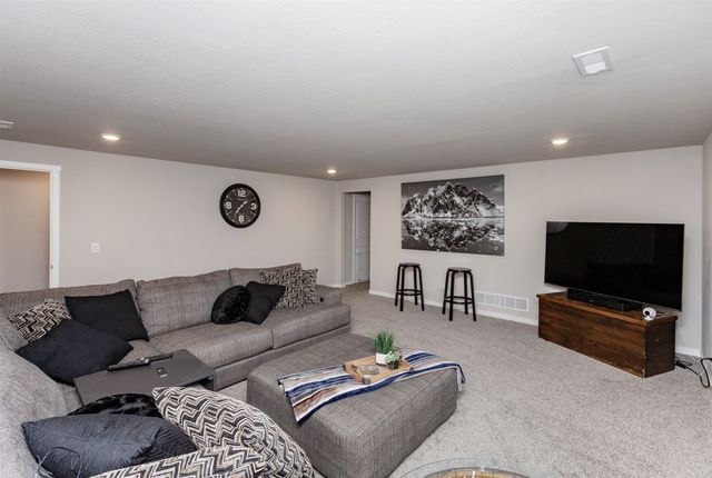 9904 NW 82nd Avenue, Johnston, IA 50131