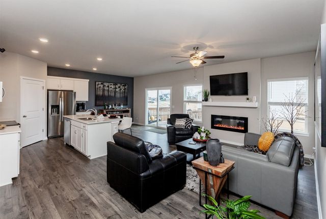 9904 NW 82nd Avenue, Johnston, IA 50131