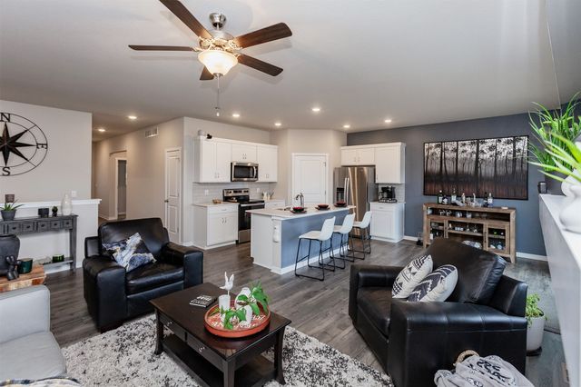 9904 NW 82nd Avenue, Johnston, IA 50131