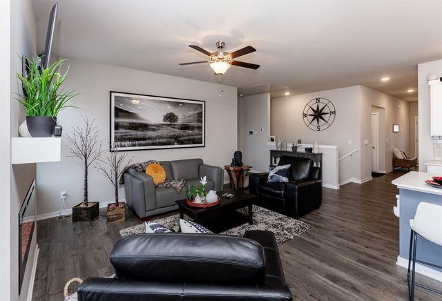 9904 NW 82nd Avenue, Johnston, IA 50131