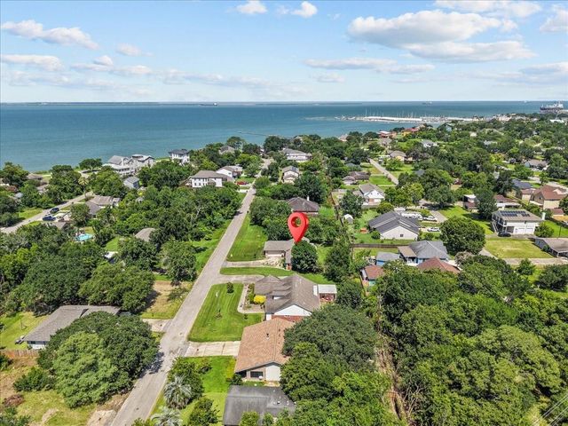 223 E Forest Avenue, Shoreacres, TX 77571