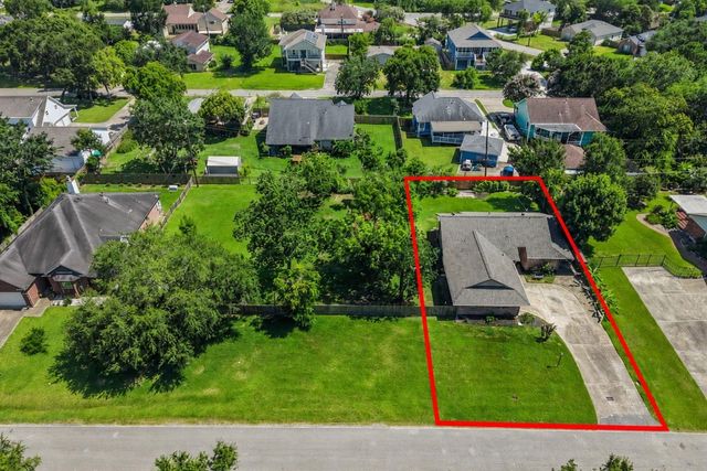 223 E Forest Avenue, Shoreacres, TX 77571