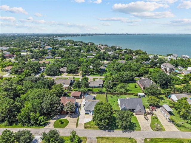 223 E Forest Avenue, Shoreacres, TX 77571