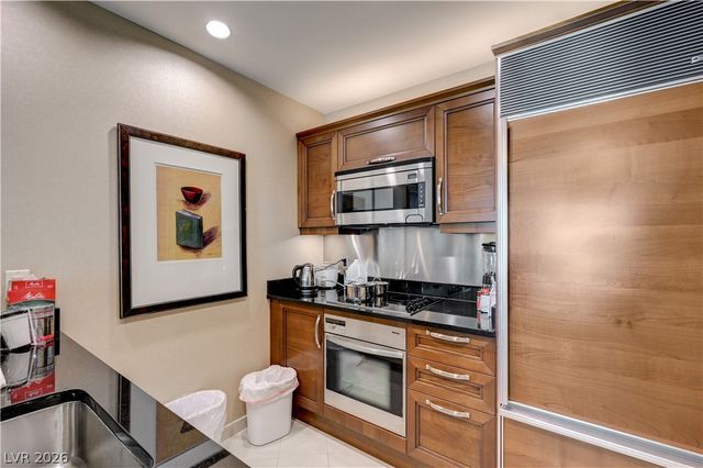 135 HARMON Avenue 702, Las Vegas, NV 89109